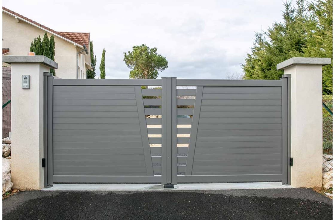 Portail aluminium ou acier sur mesure : lequel choisir pour votre chantier ?