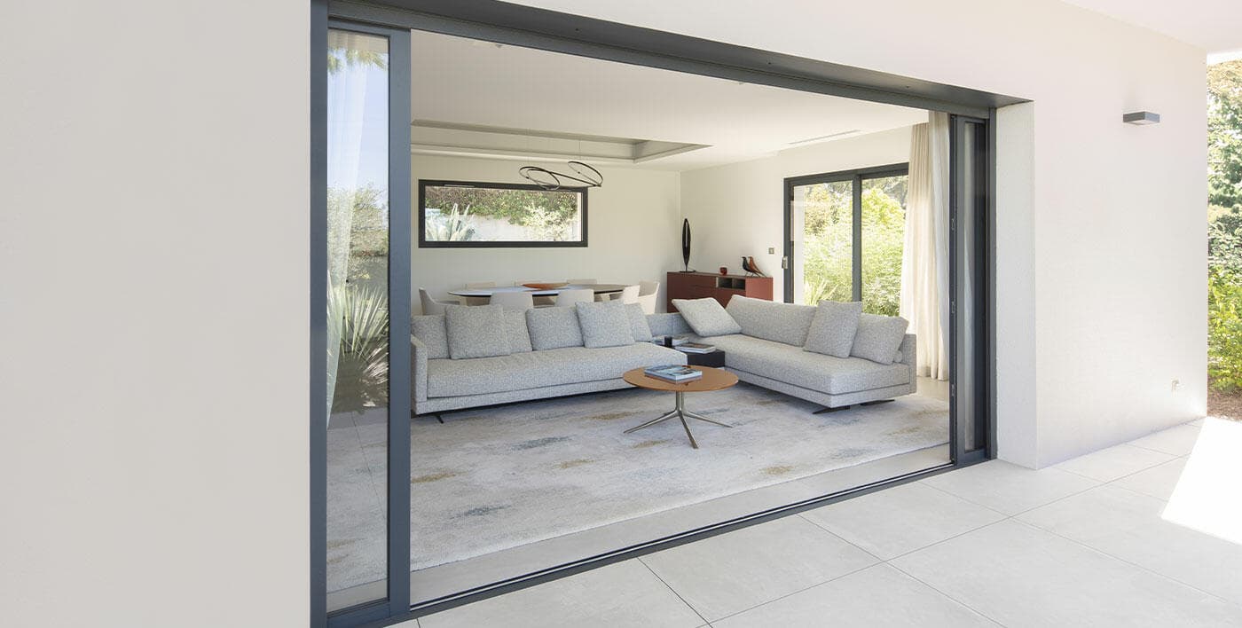 Baie vitrée aluminium sur mesure avec vue lumineuse - Distrifermetures