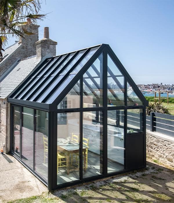 Véranda aluminium sur mesure : ce que les professionnels doivent savoir avant de commander