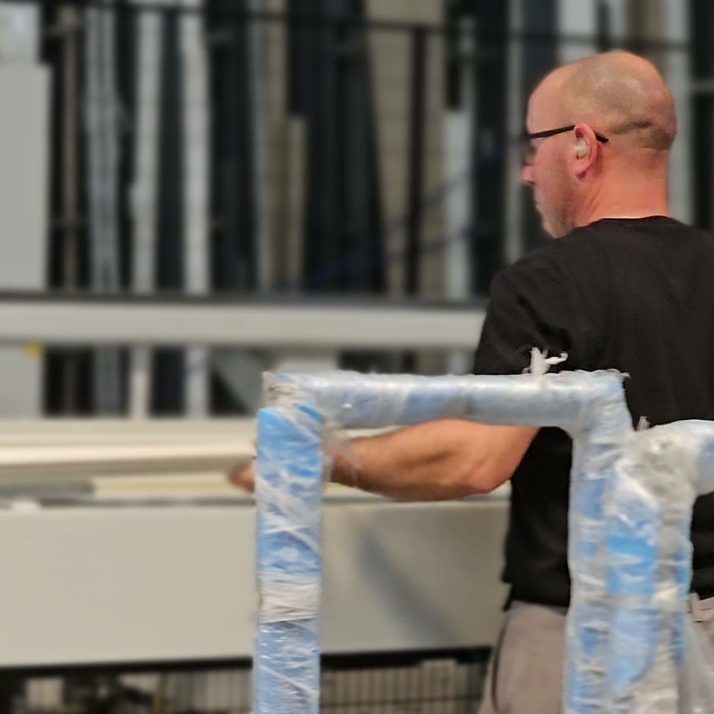 Ouvrage aluminium emballé sous film de protection, prêt à partir sur chantier