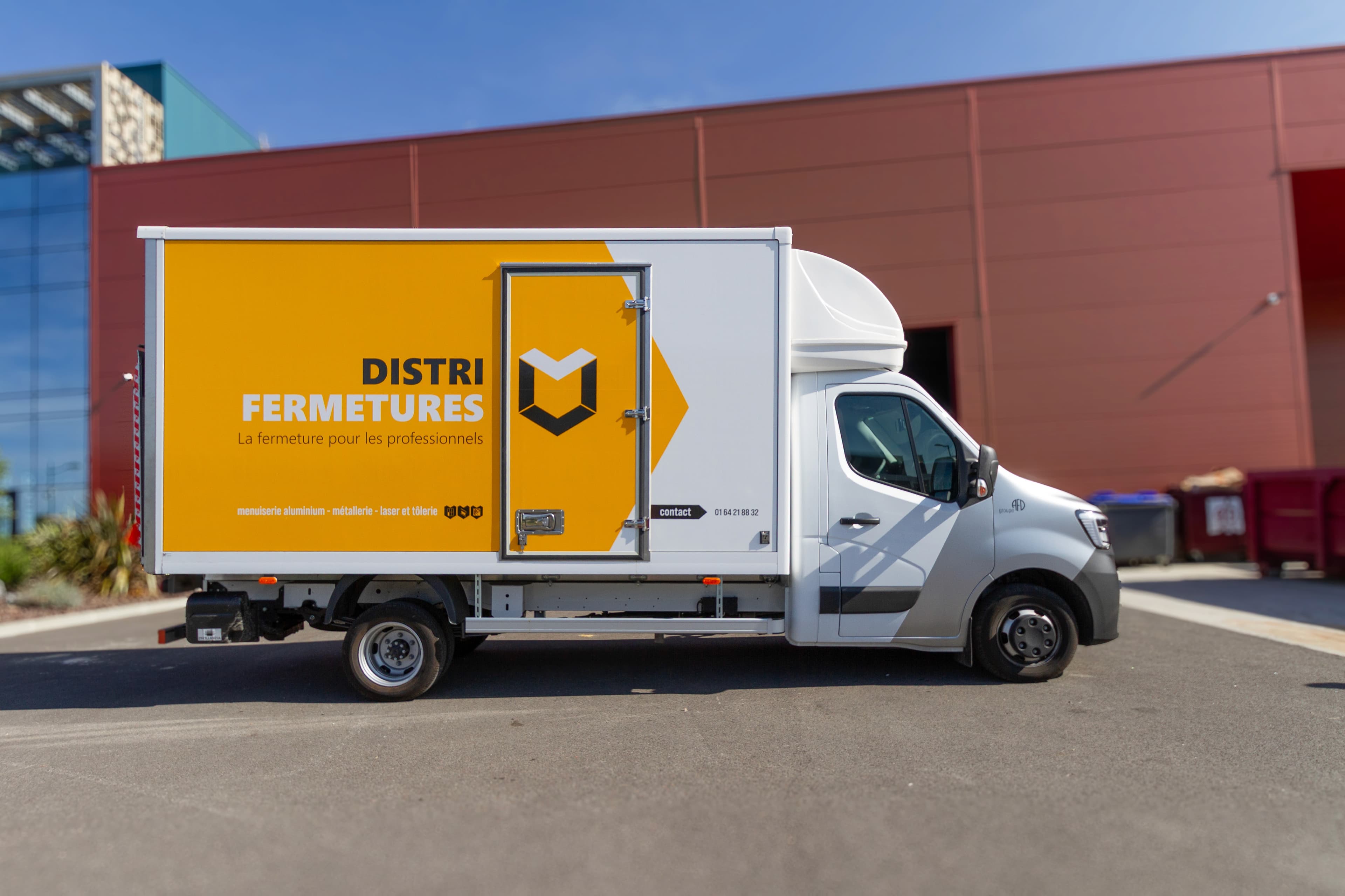 Camion de livraison Distrifermetures - transport menuiseries aluminium acier sur mesure